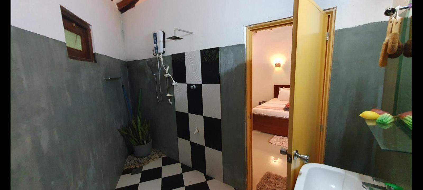 Blue Whale Lagoon Resort Ahangama Extérieur photo
