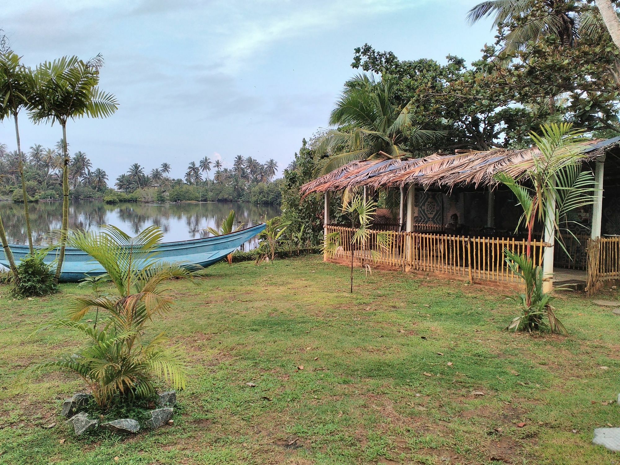 Blue Whale Lagoon Resort Ahangama Extérieur photo
