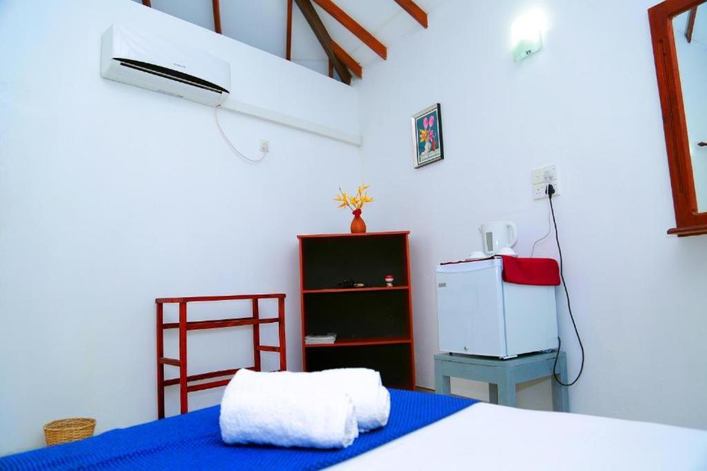Blue Whale Lagoon Resort Ahangama Extérieur photo