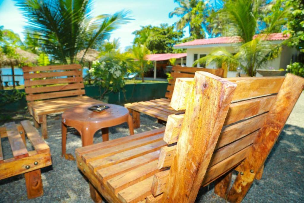 Blue Whale Lagoon Resort Ahangama Extérieur photo