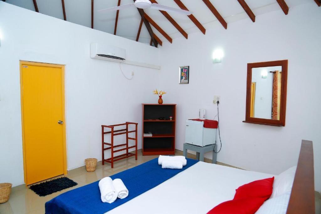 Blue Whale Lagoon Resort Ahangama Extérieur photo