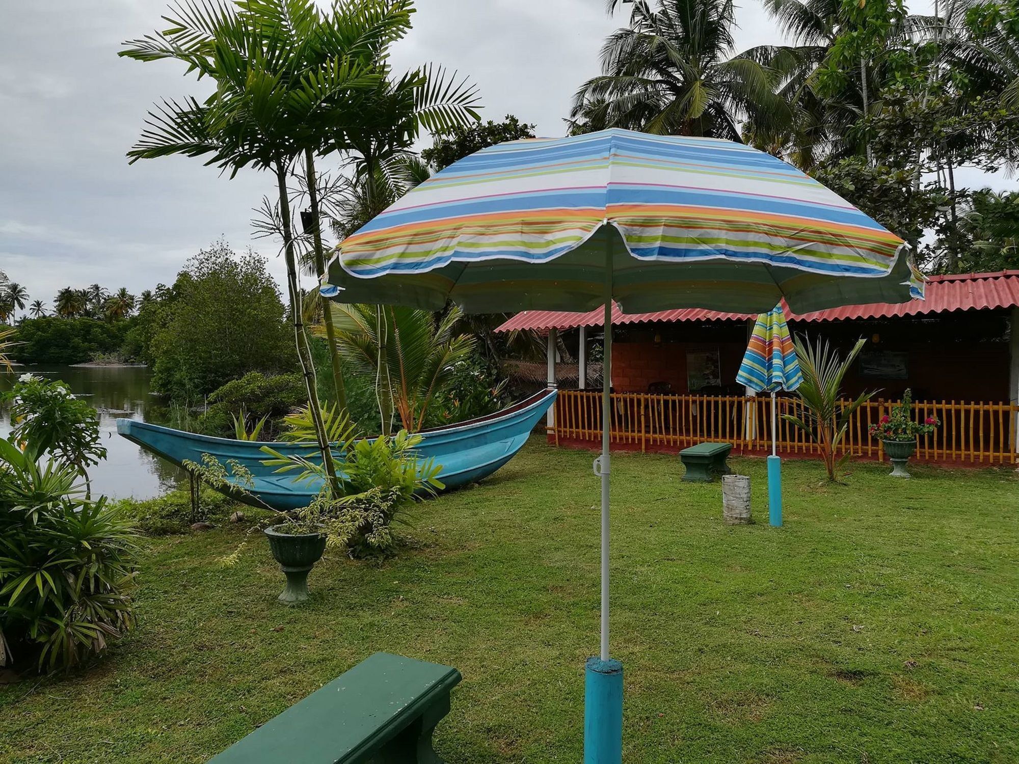 Blue Whale Lagoon Resort Ahangama Extérieur photo